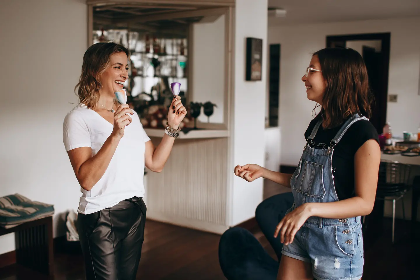 Mutter gibt ihrer Tochter Menstruationstassen