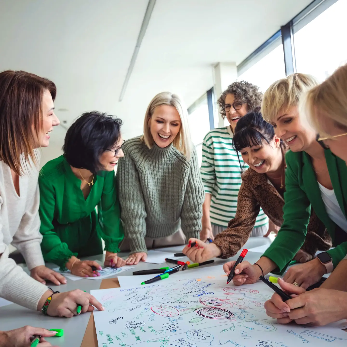 Ein Team beim Brainstorming an einem Konferenztisch
