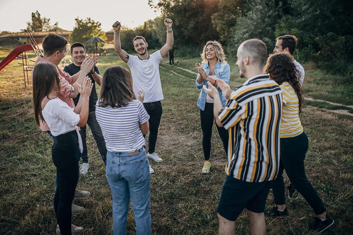 Junge Menschen bei einem Teamevent im Freien