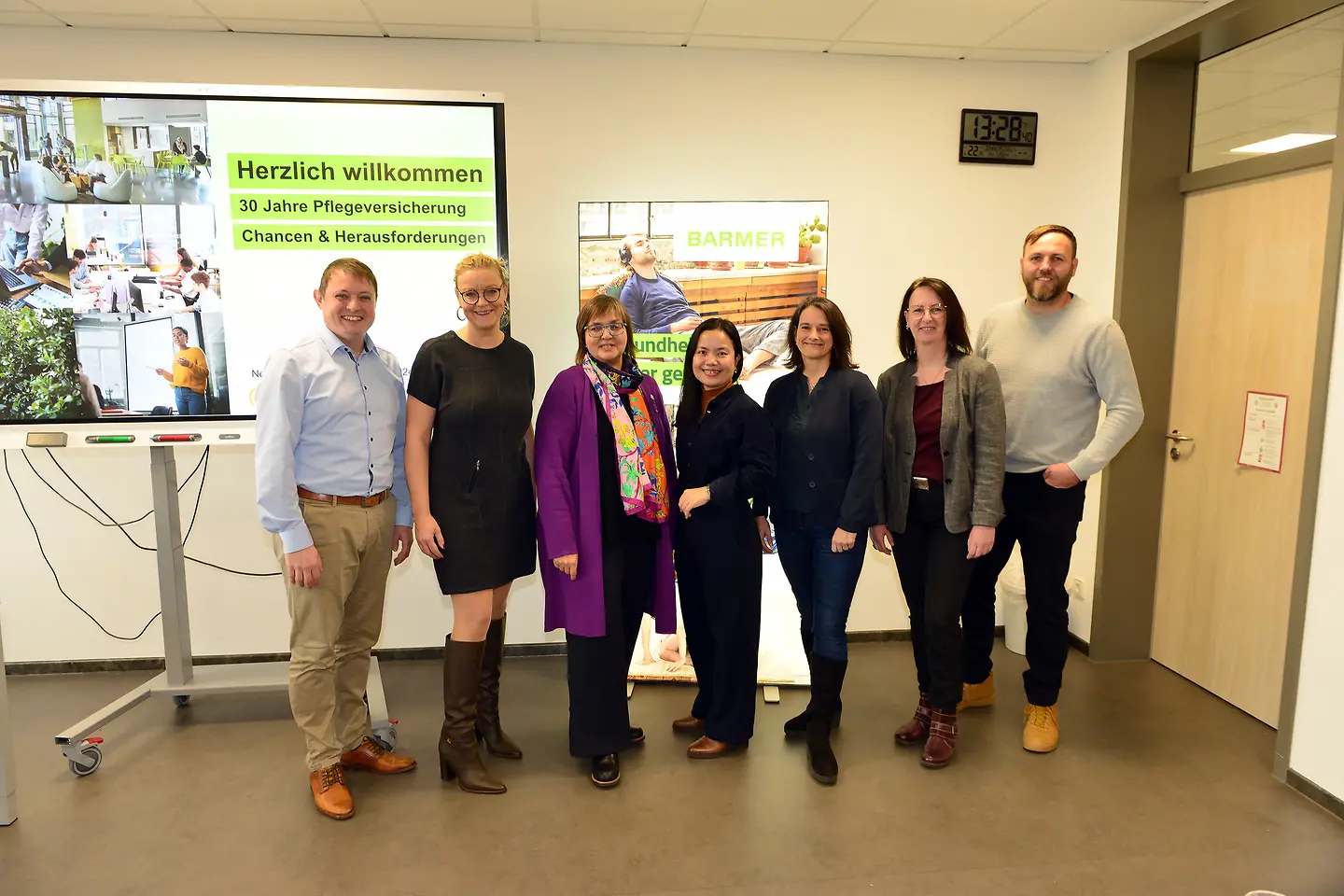 Die Redner der Veranstaltung stehen zusammen vor einer Wand.