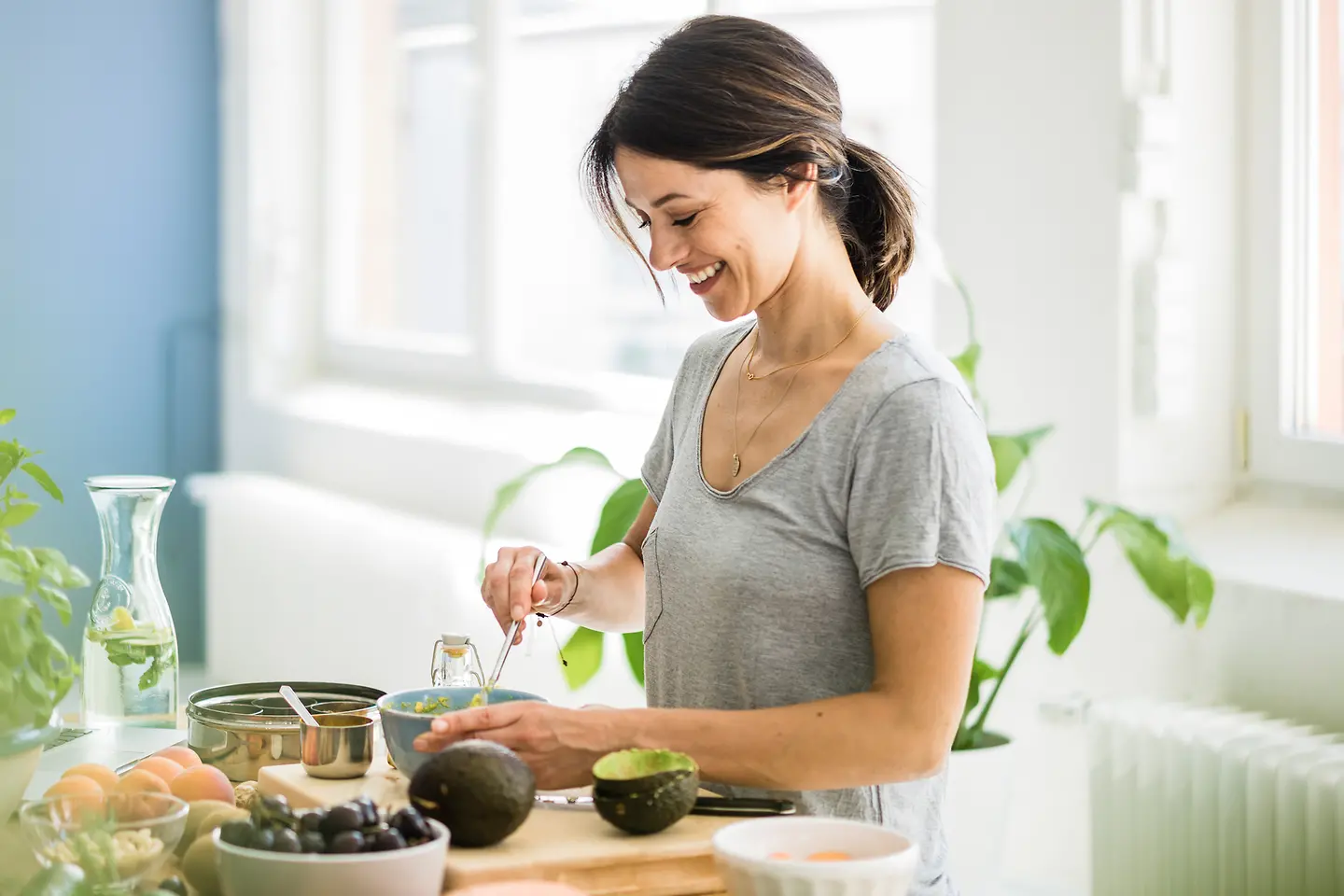 Frau bereitet sich ein gesundes Essen zu