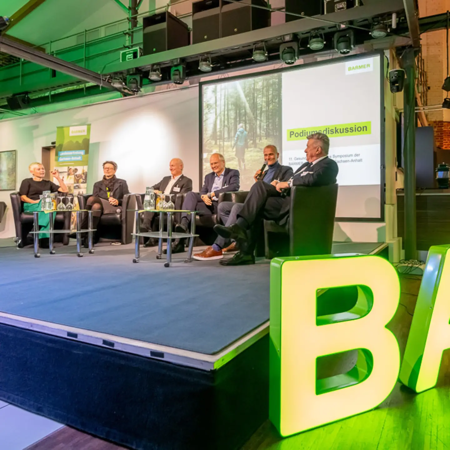 Die Referenten sitzen auf der Bühne