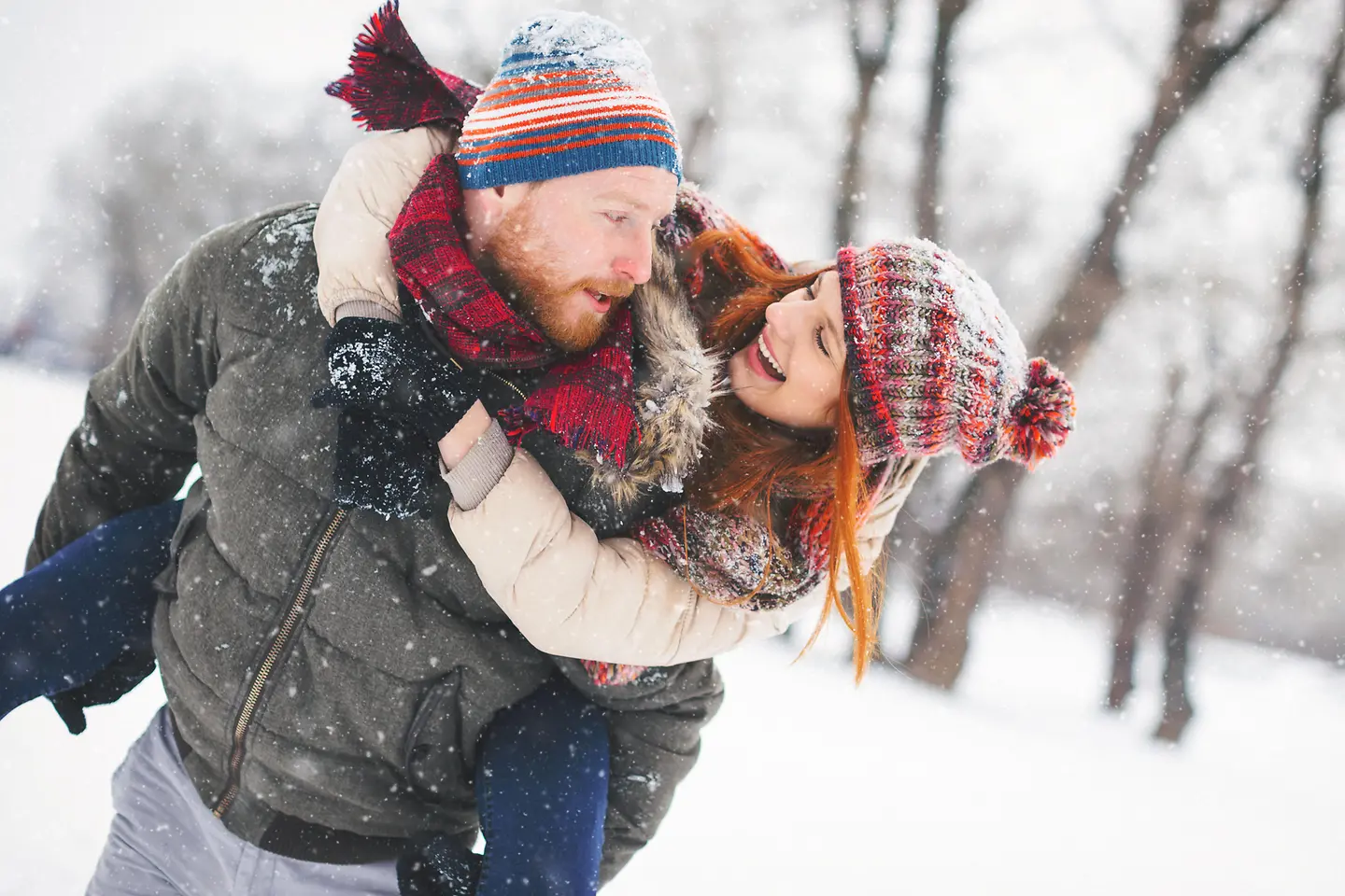 Ein Paar tobt im Schnee