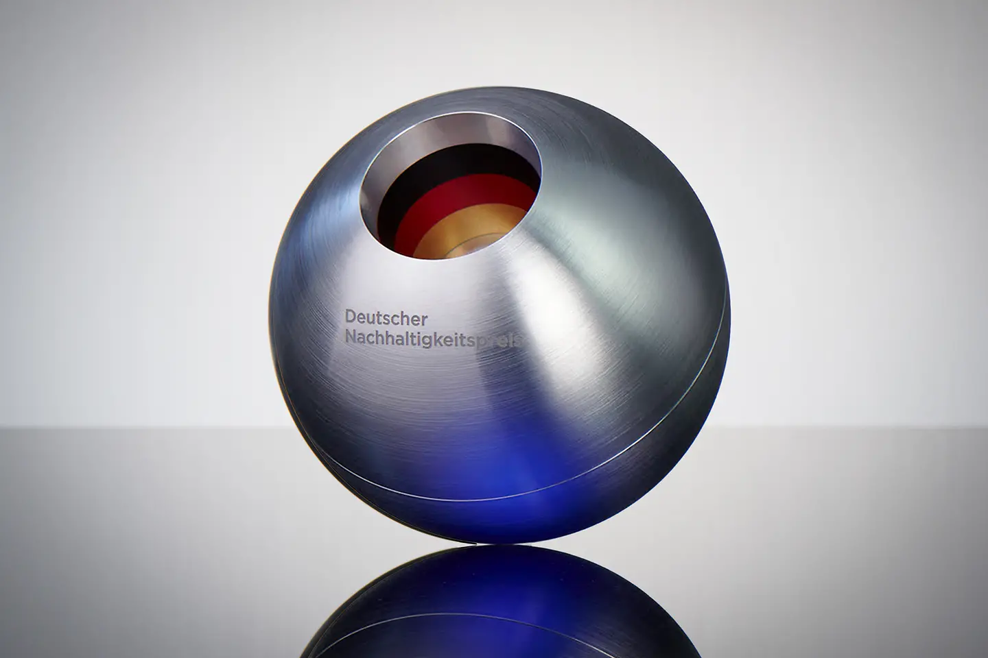 News-Teaser-Bild No66 DNP Statuette schräg