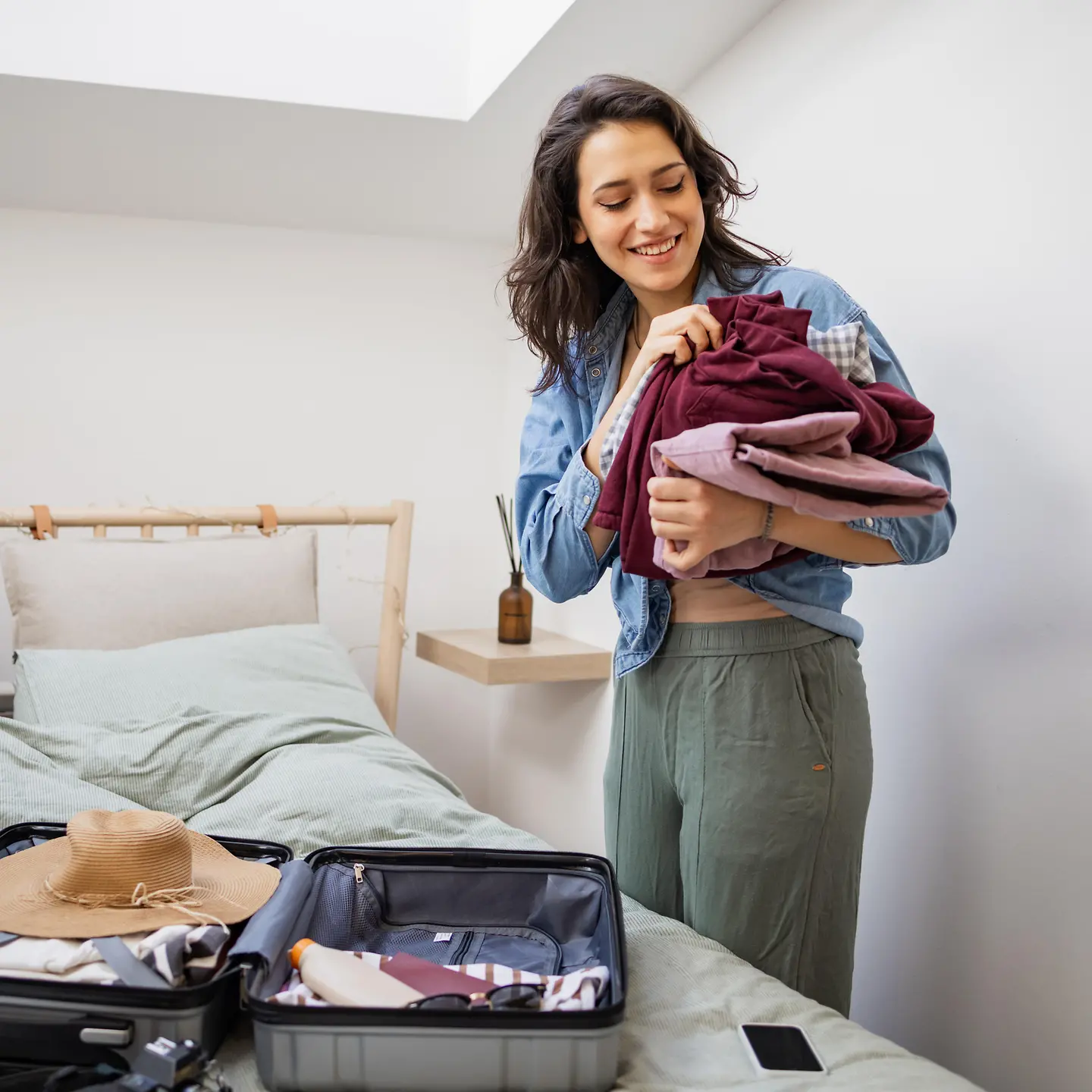 Frau packt zufrieden ihre Tasche für den Krankenhausaufenthalt