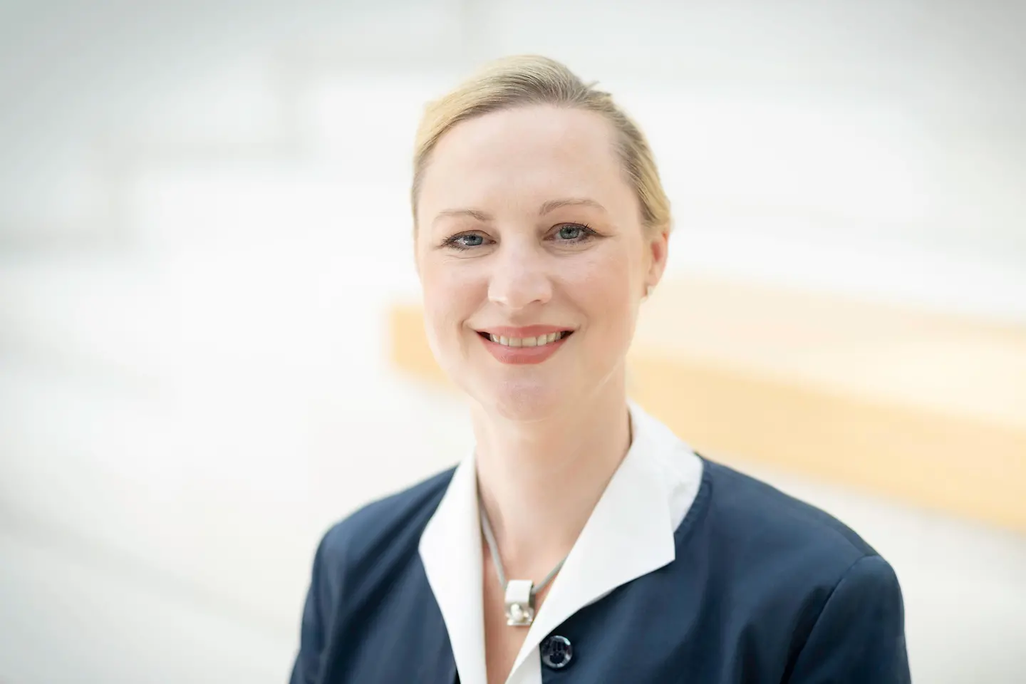 Dörte Schall vor einer Wand.