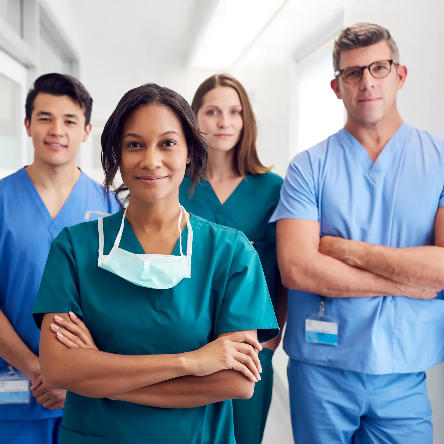 Ein Team internationaler Pflegerinnen und Pfleger steht im Krankenhausflur