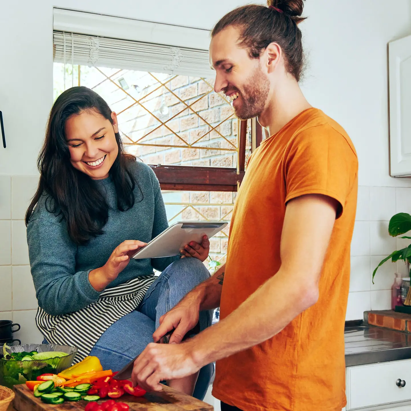 Ein junges Paar kocht gemeinsam