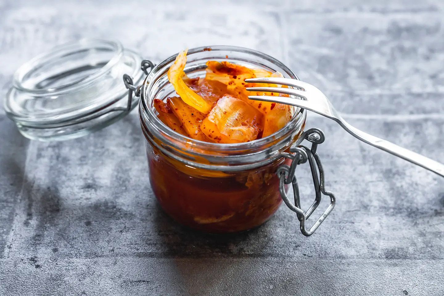 Ein Einmachglas mit Kimchi