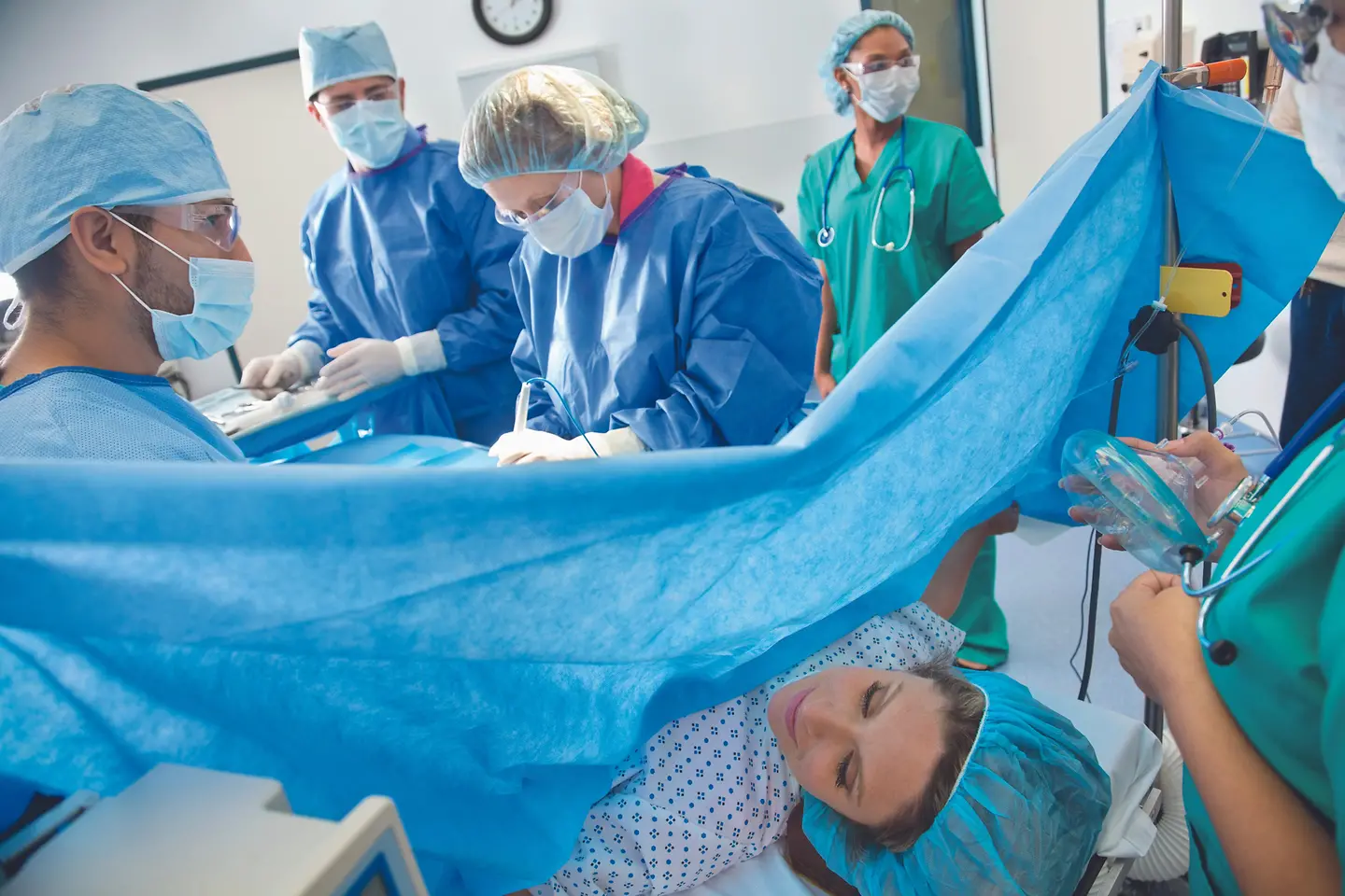 Chirurgisches Team, das Kaiserschnitt an einer schwangere Frauen durchführt.