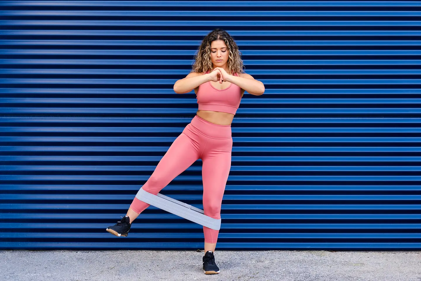 Eine junge Frau trainiert mit einem Widerstandsband