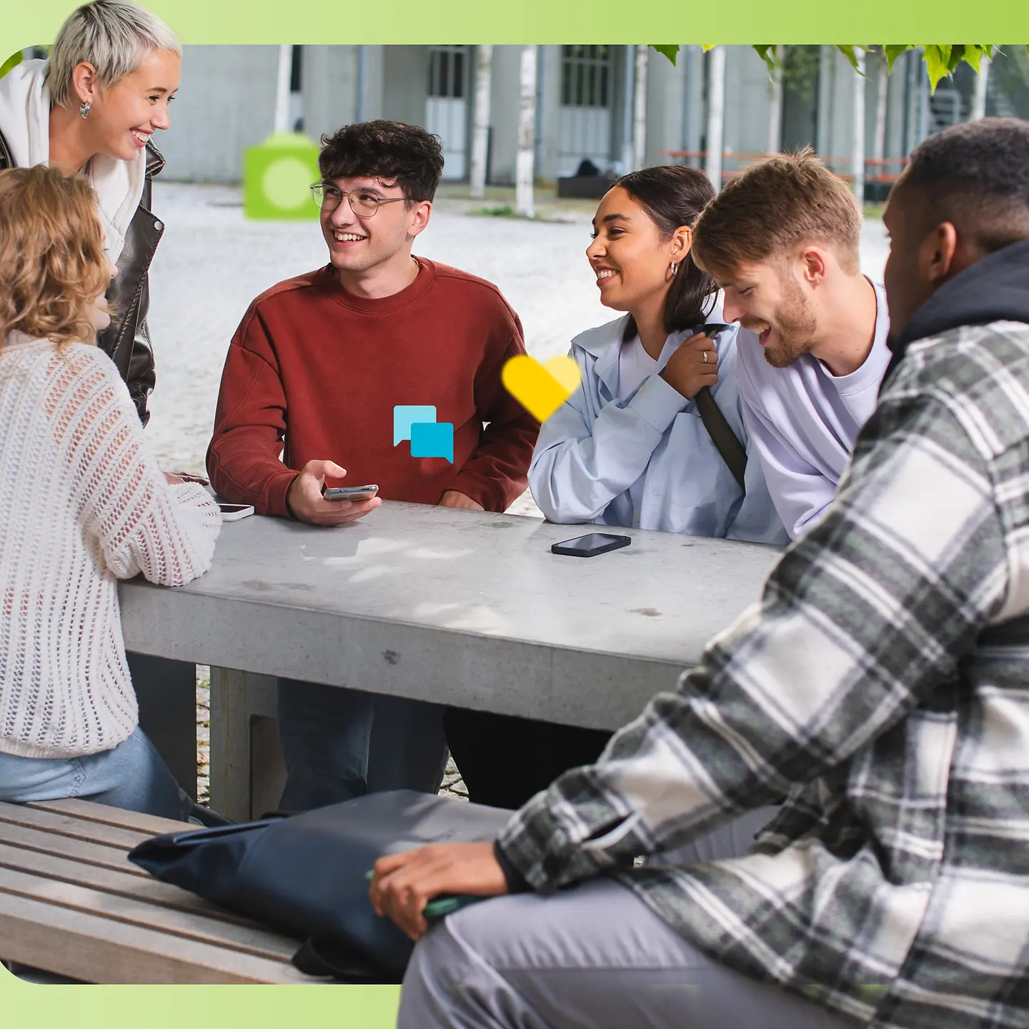 Eine Gruppe von Studierenden sitzt zusammen auf dem Campus