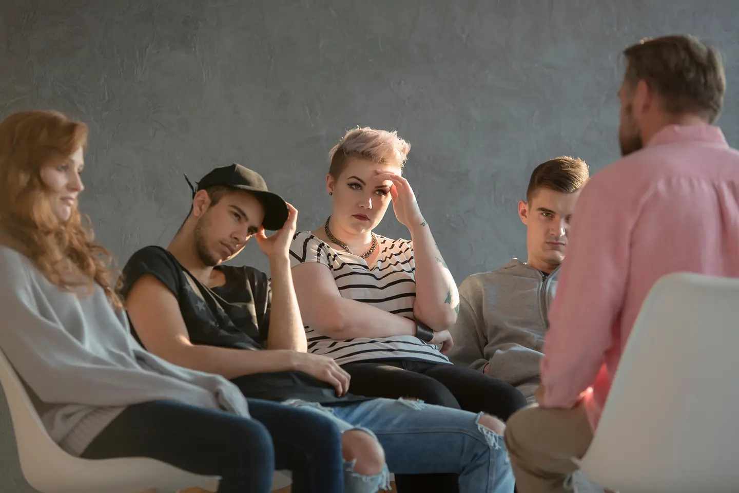 Eine Gruppe nachdenklich aussehender Jugendlicher