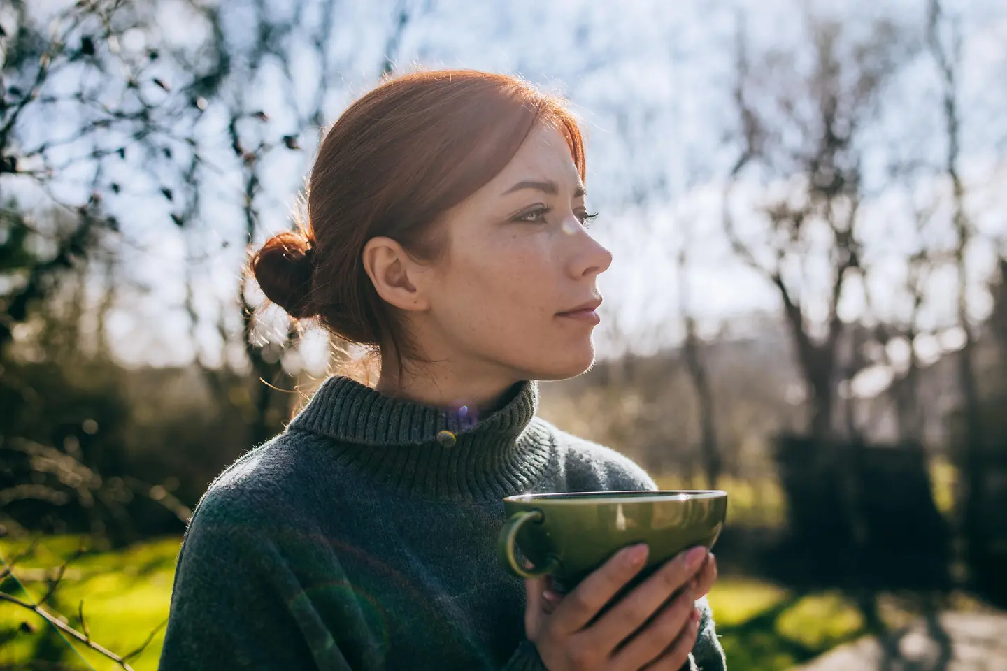 Eine Frau macht draußen an der frischen Luft eine Pause gegen den Stress