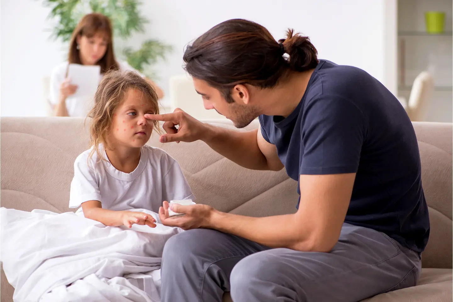 Vater cremt Tochter mit Masern ein