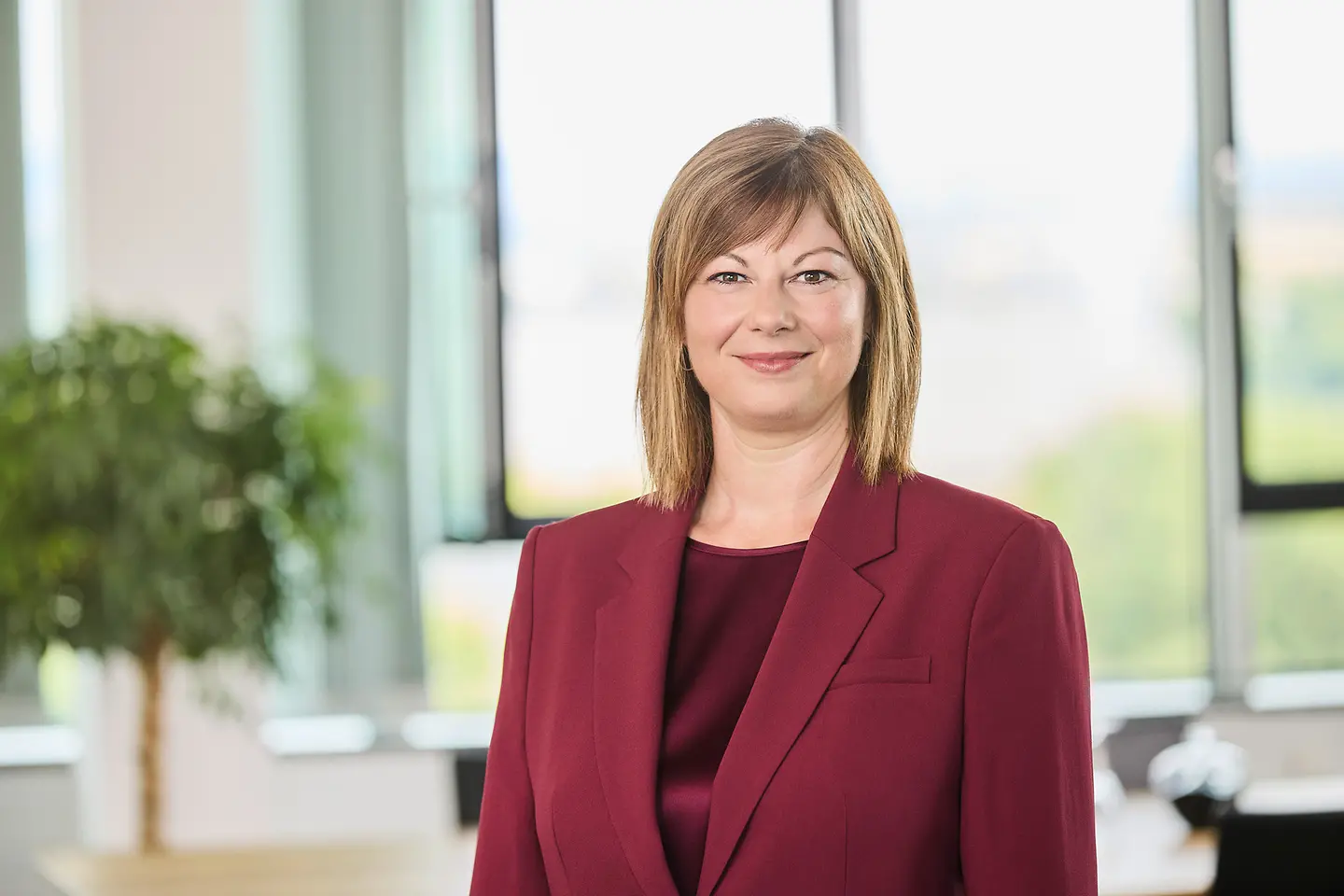 Nicole Steingaß steht in einem Büro.