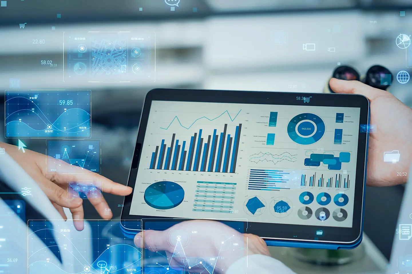 Zu sehen auf diesem Bild ist ein Tablett mit allerlei Grafiken und Tabellen drauf. Neben dem Tablett: eine stilisierte Umgebung, in der sich weitere transparente Skalen zeigen. 