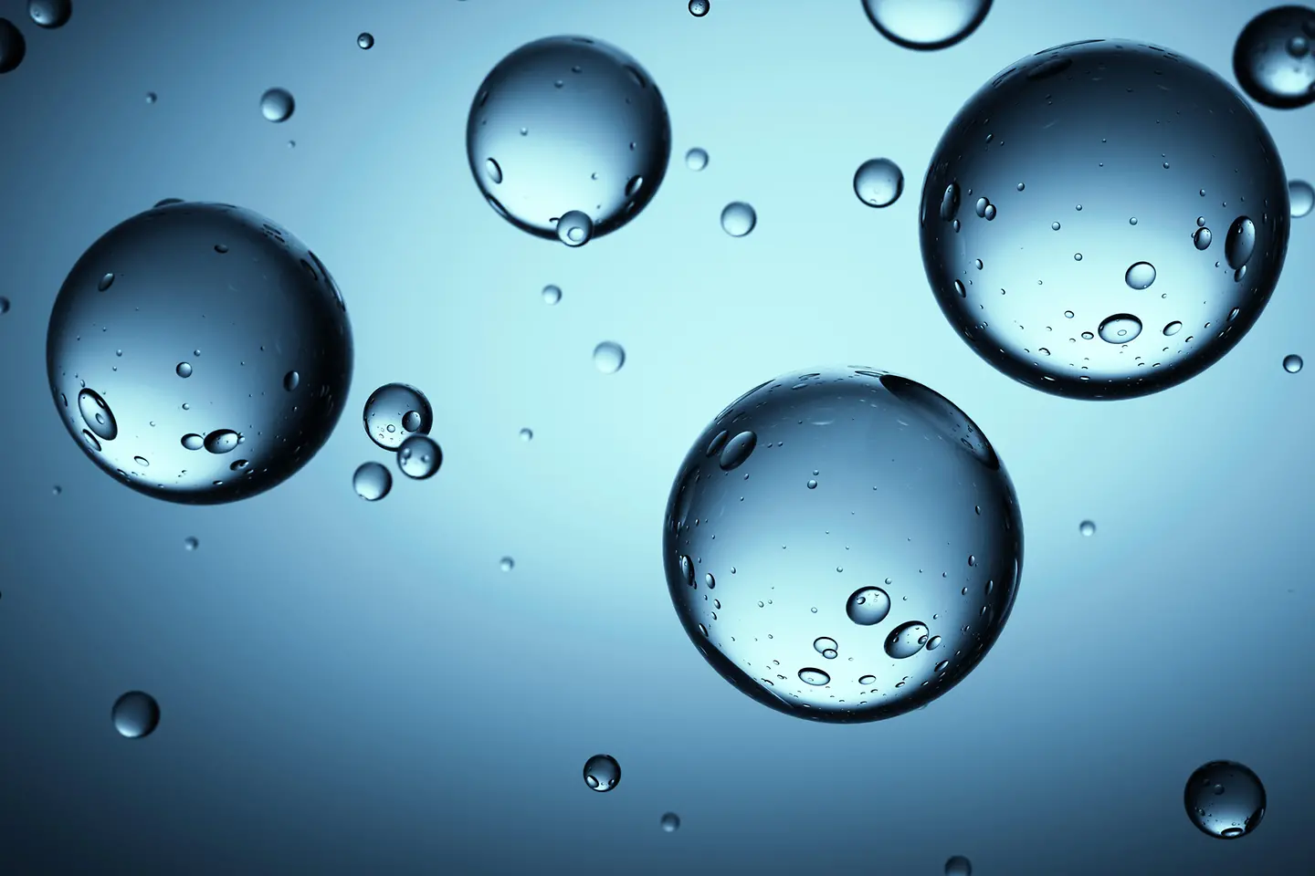 Zu sehen auf diesem Bild sind verschiedene Luftblasen unter Wasser. 