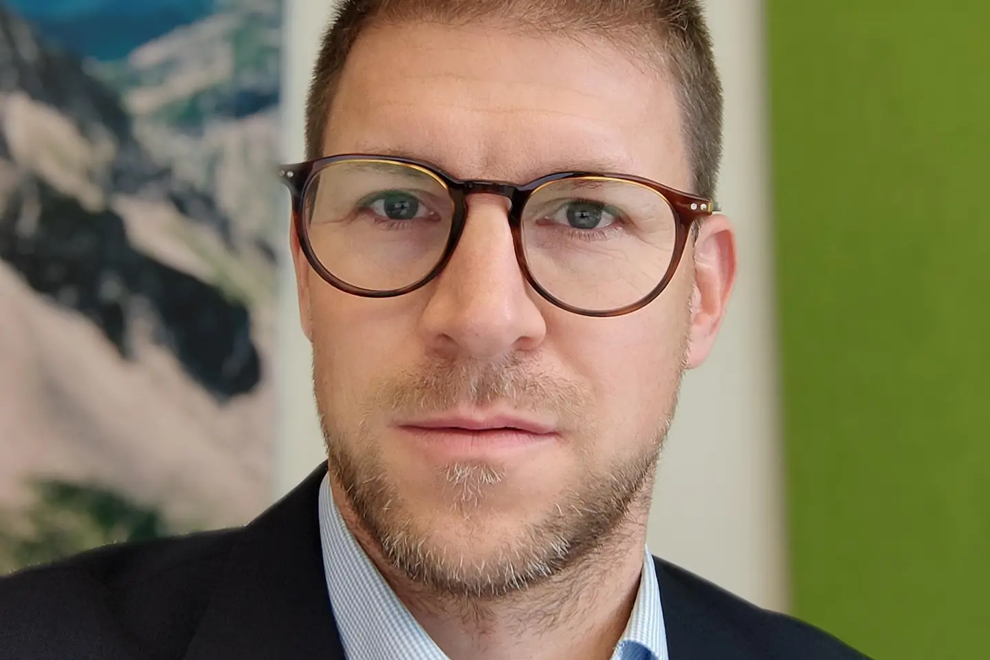 Ein Mann mit Brille schaut in die Kamera.