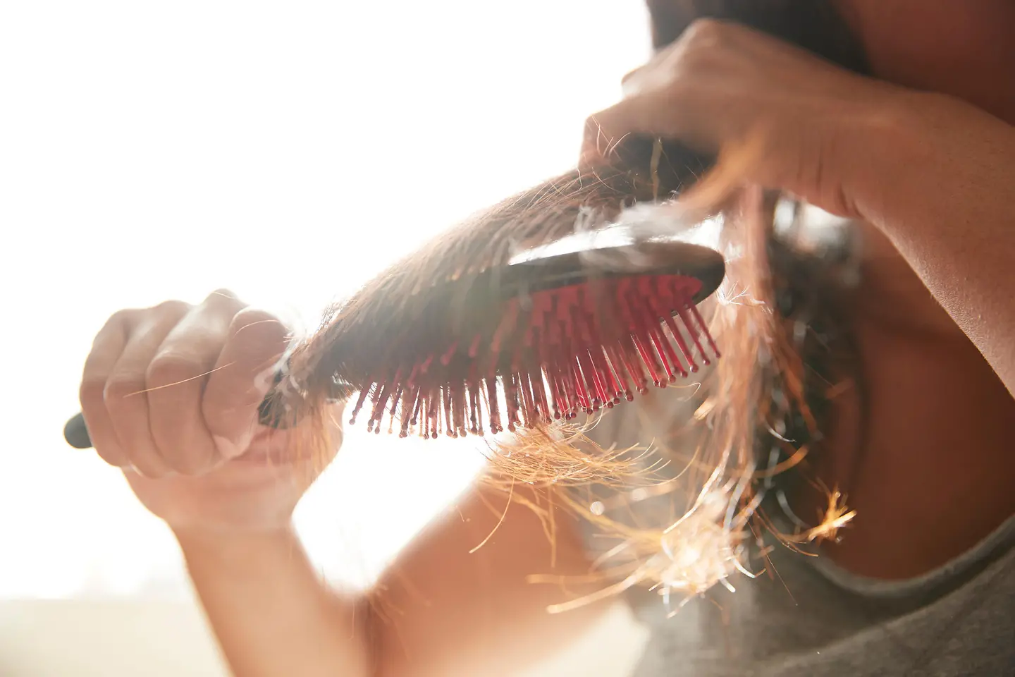 Eine Person bürstet ihre Haare