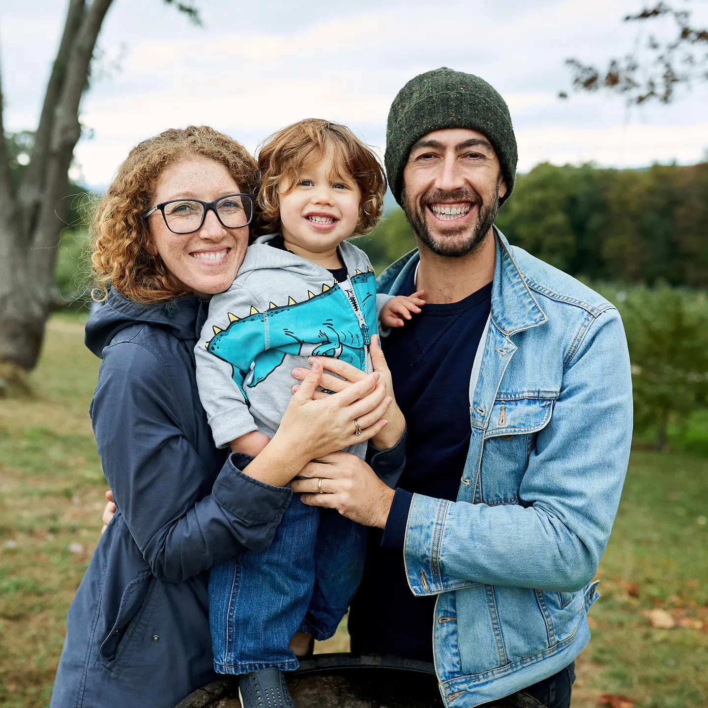 Eine glückliche Familie steht auf einer Obstwiese