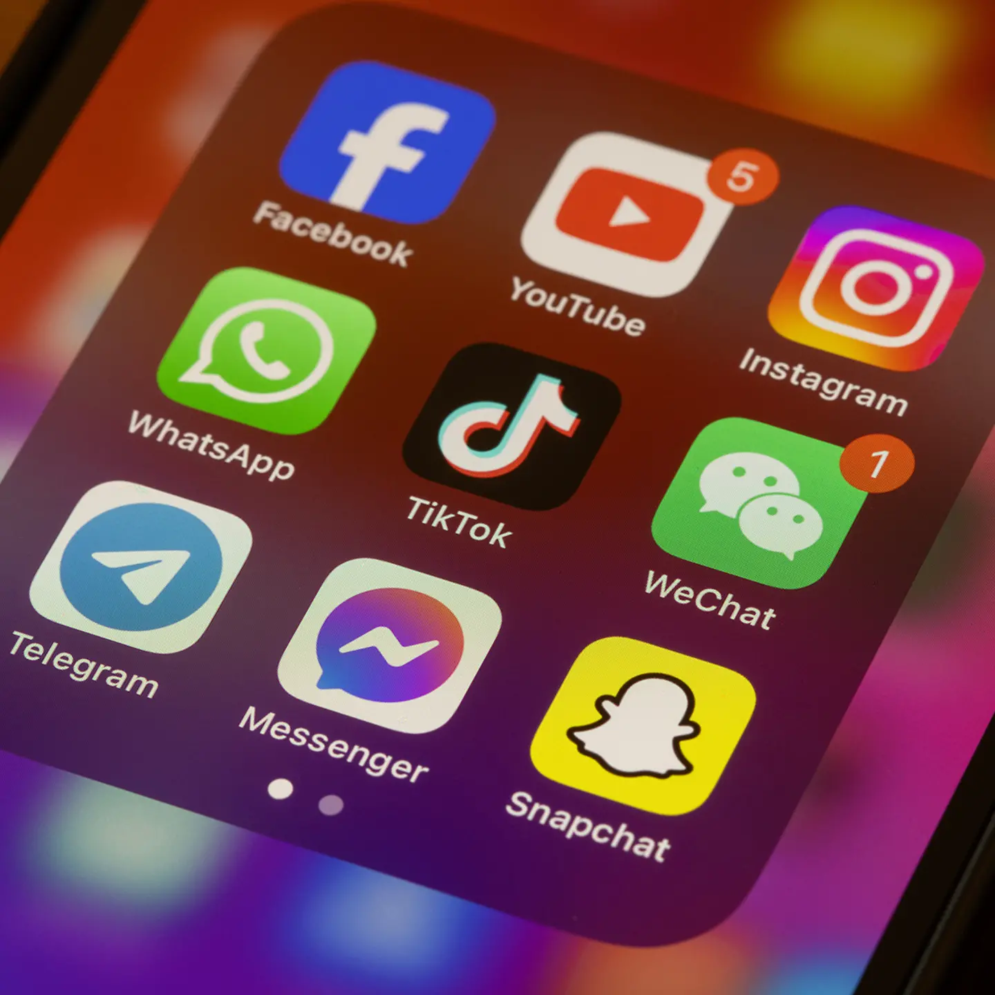 Zu sehen ist ein Handyscreen auf dem verschiedene Social Media Tools abgebildet sind.