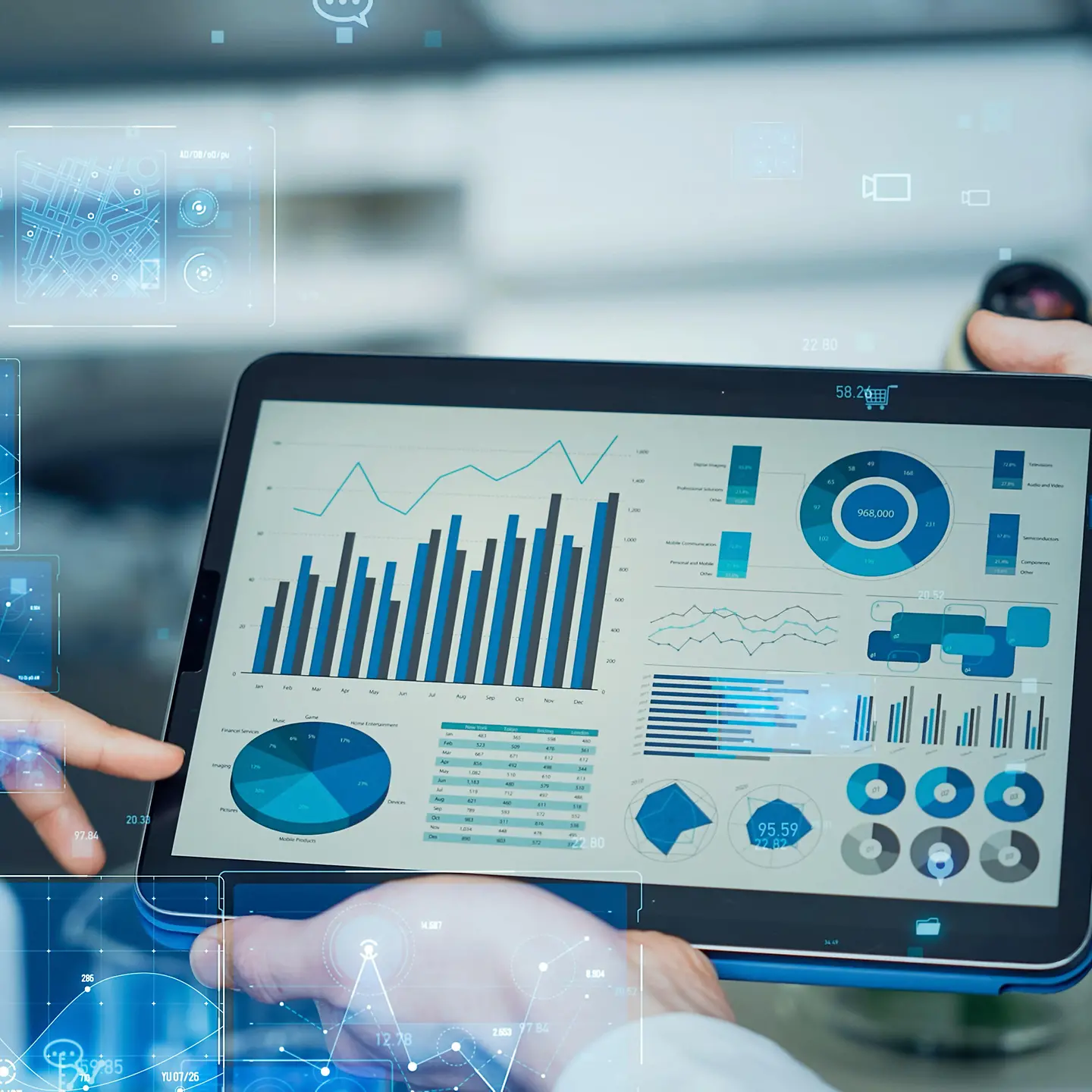 Zu sehen auf diesem Bild ist ein Tablett mit allerlei Grafiken und Tabellen drauf. Neben dem Tablett: eine stilisierte Umgebung, in der sich weitere transparente Skalen zeigen. 