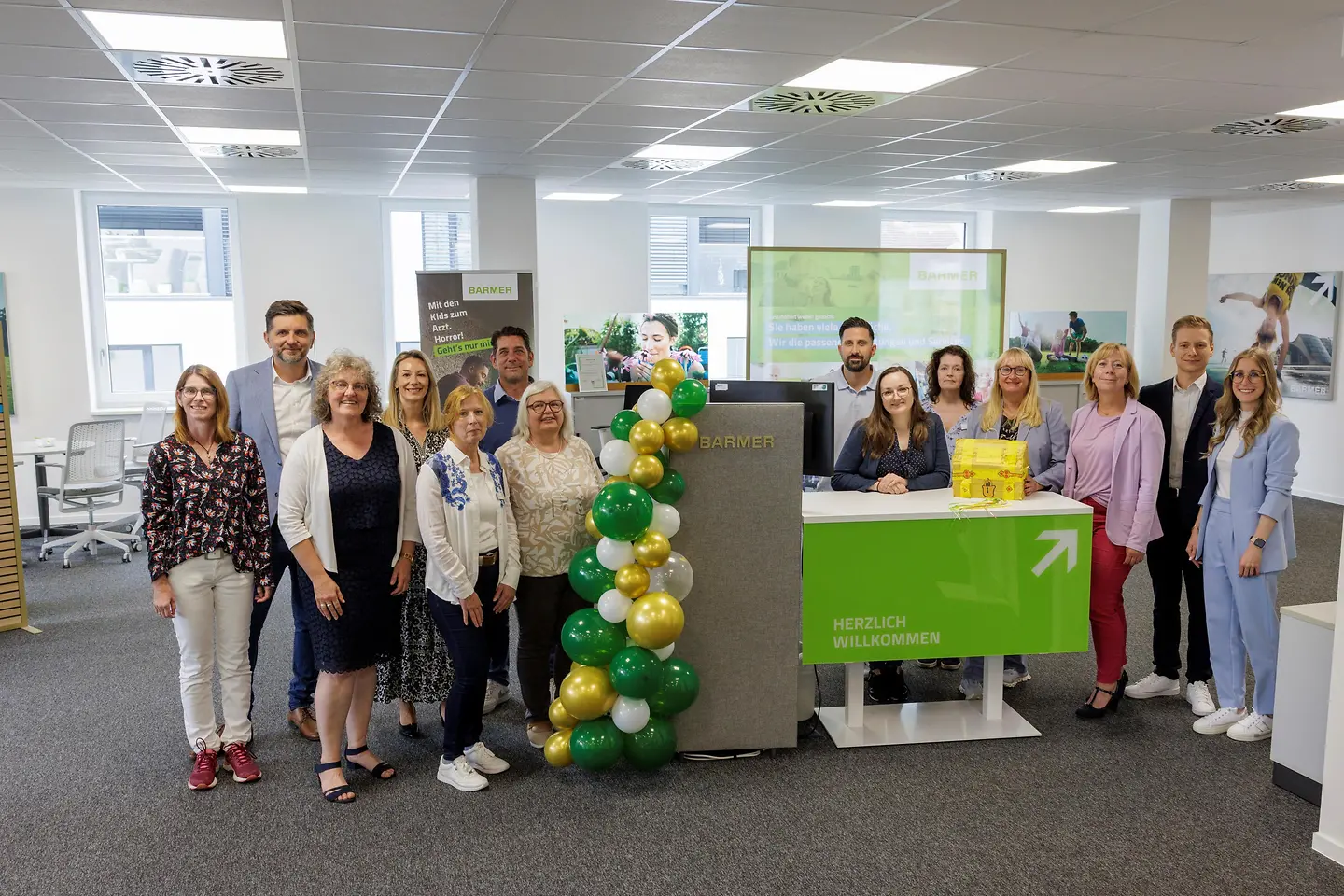 Die Beschäftigten der Geschäftsstelle stehen im Eingangsbereich.