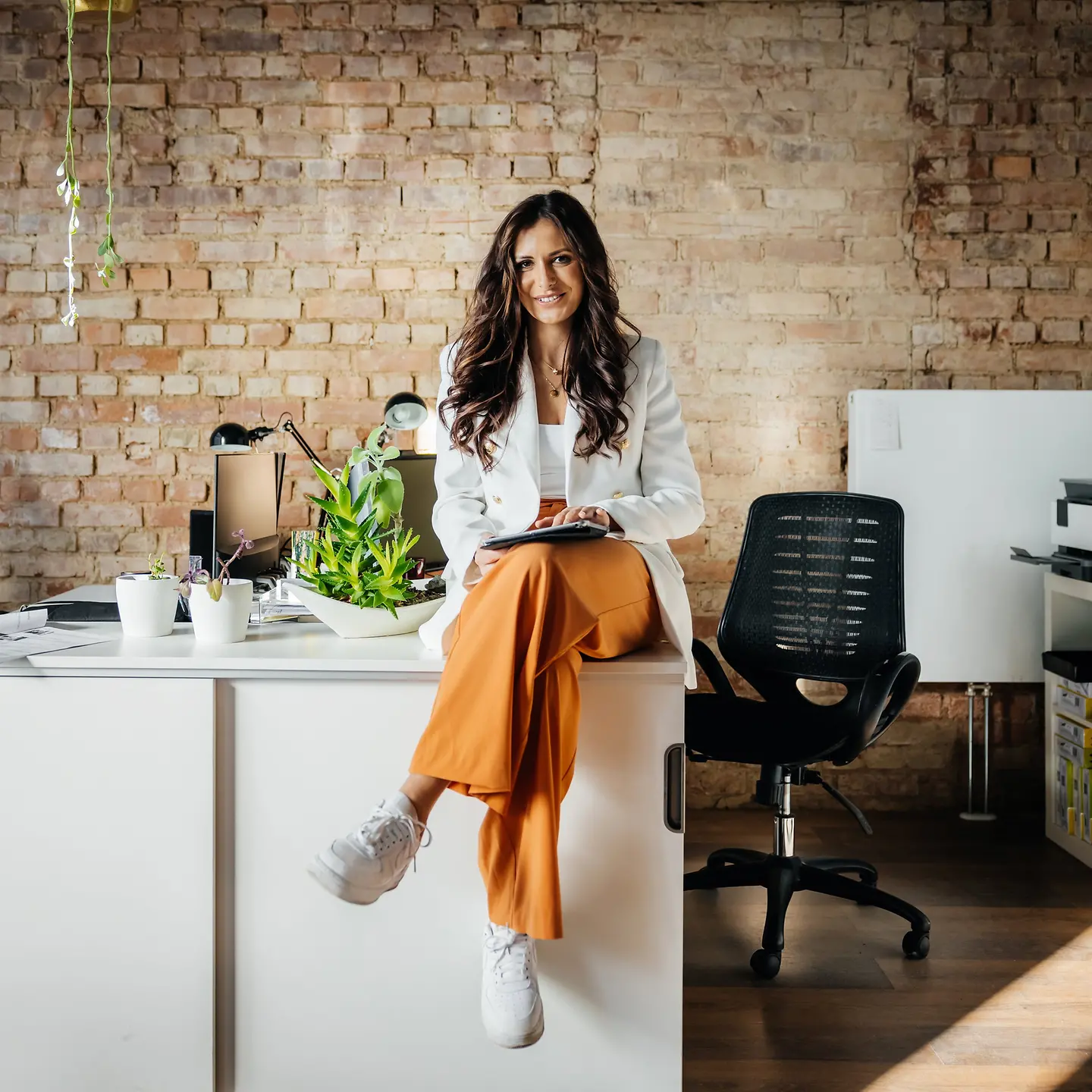 Eine Geschäftsfrau mit Tablet in einem modernen Büro