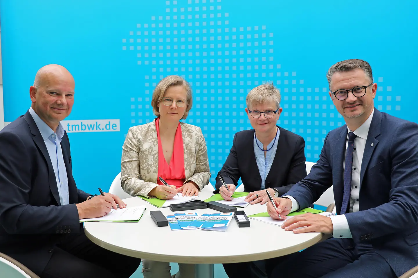 Bei der Unterzeichnung der Fortführungsvereinbarung: (v.l.n.r.) Lars Eggert, stv. Geschäftsführer Unfallkasse Thüringen, Uta Maercker, Geschäftsführerin AGETHUR, Birgit Dziuk, Landesgeschäftsführerin BARMER Thüringen und Bildungsminister Christian Tischner. Foto: TMBWK 