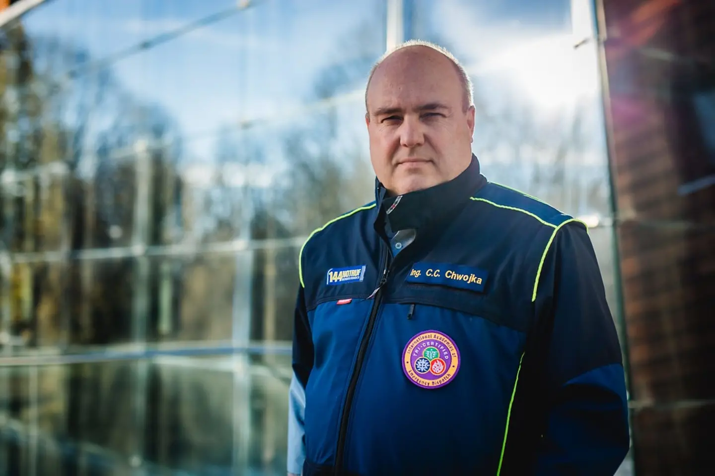 Ein Mann trägt eine österreichischen Rettungssanitäteruniform und schaut in die Kamera.