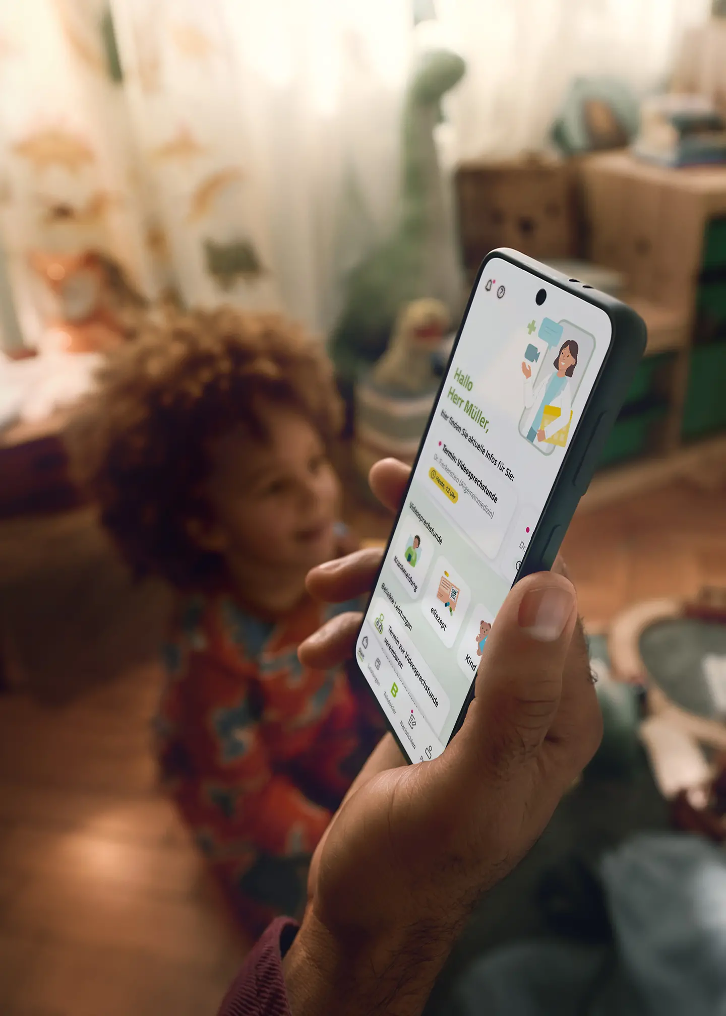 A family man holds his cell phone in his hand. The start screen of the Teledoktor app can be seen.