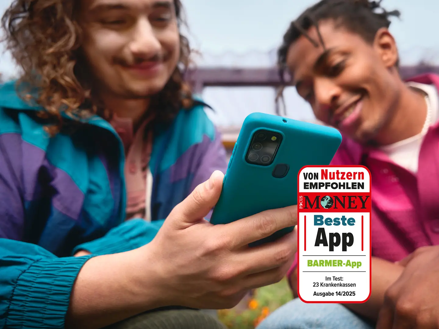 Zwei junge Männer schauen auf ein Smartphone