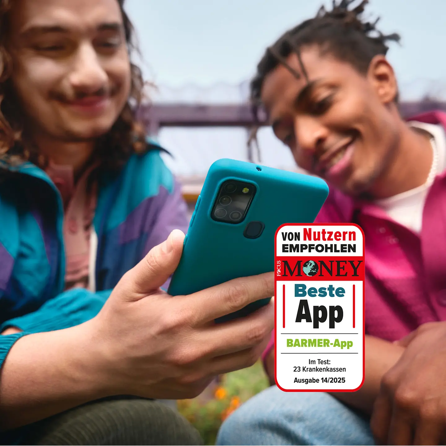 Zwei junge Männer schauen auf ein Smartphone