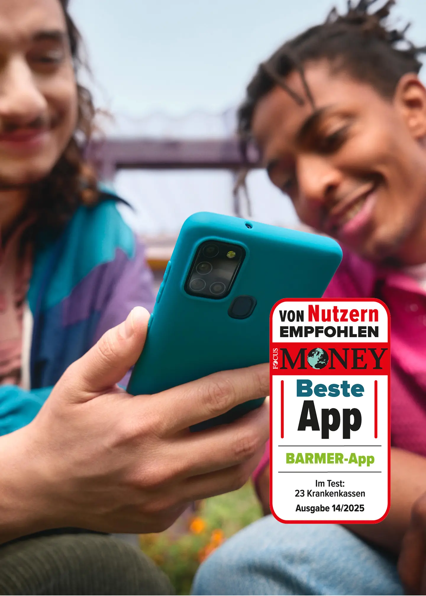 Zwei junge Männer schauen auf ein Smartphone