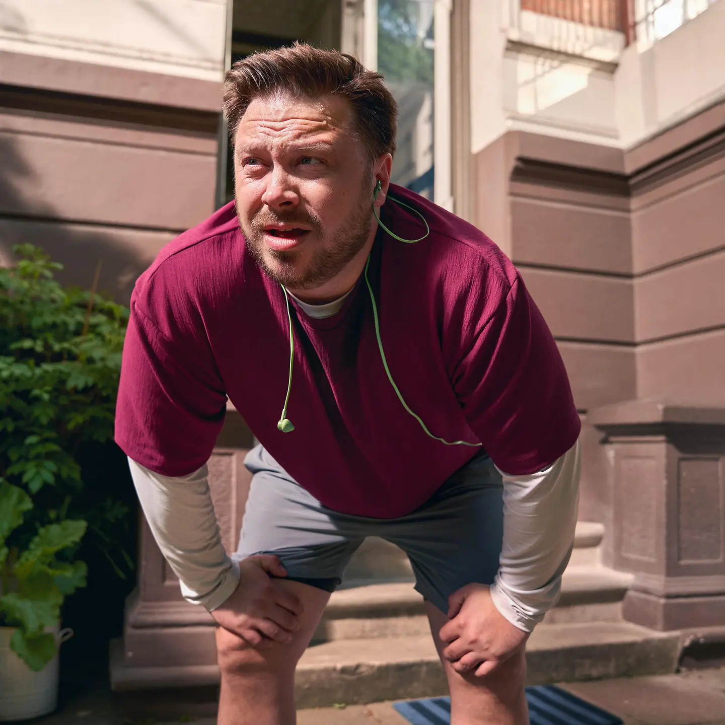 Ein Mann treibt draussen Sport