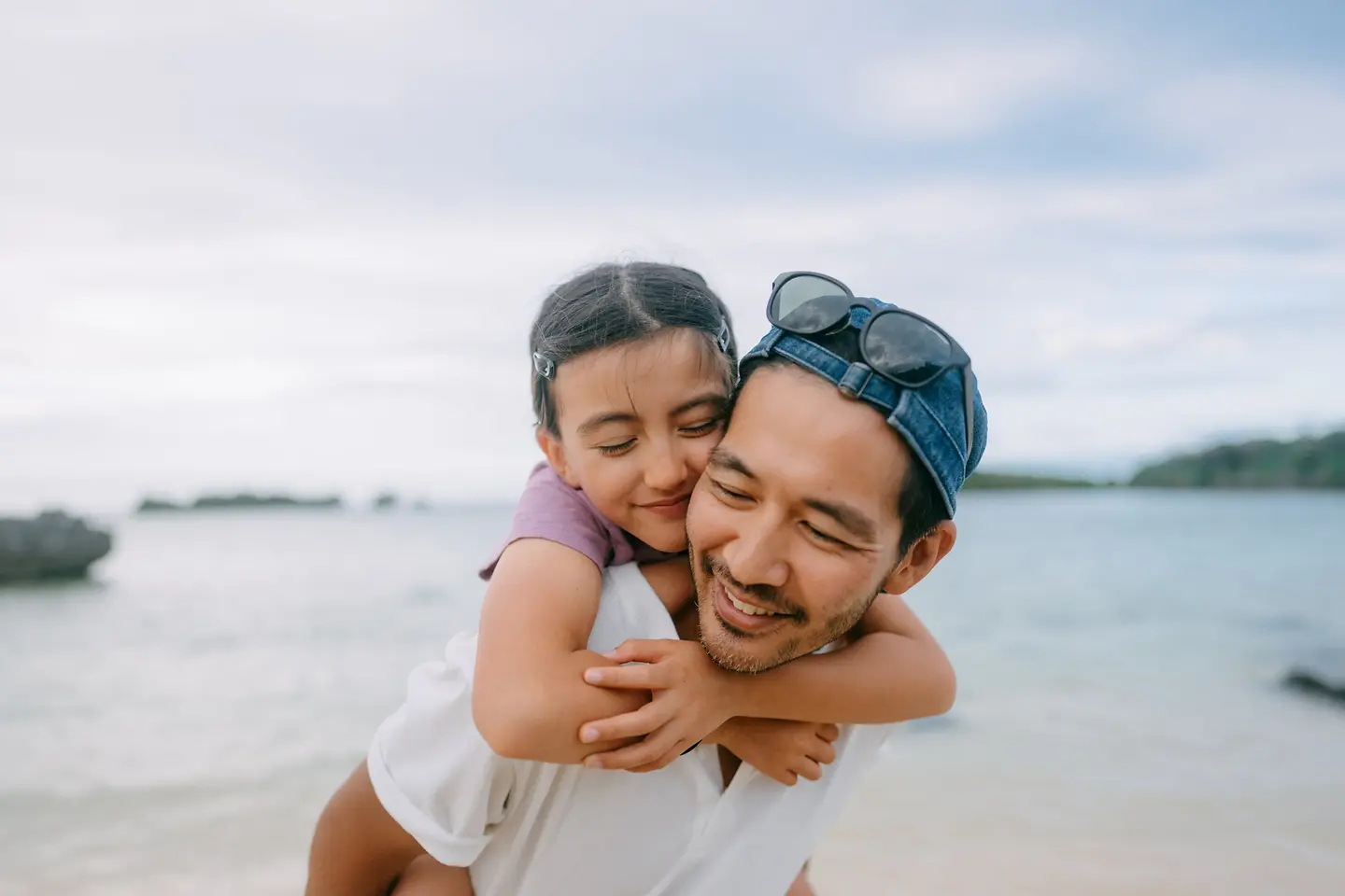 Ein Vater mit seiner kleinen Tochter am Strand