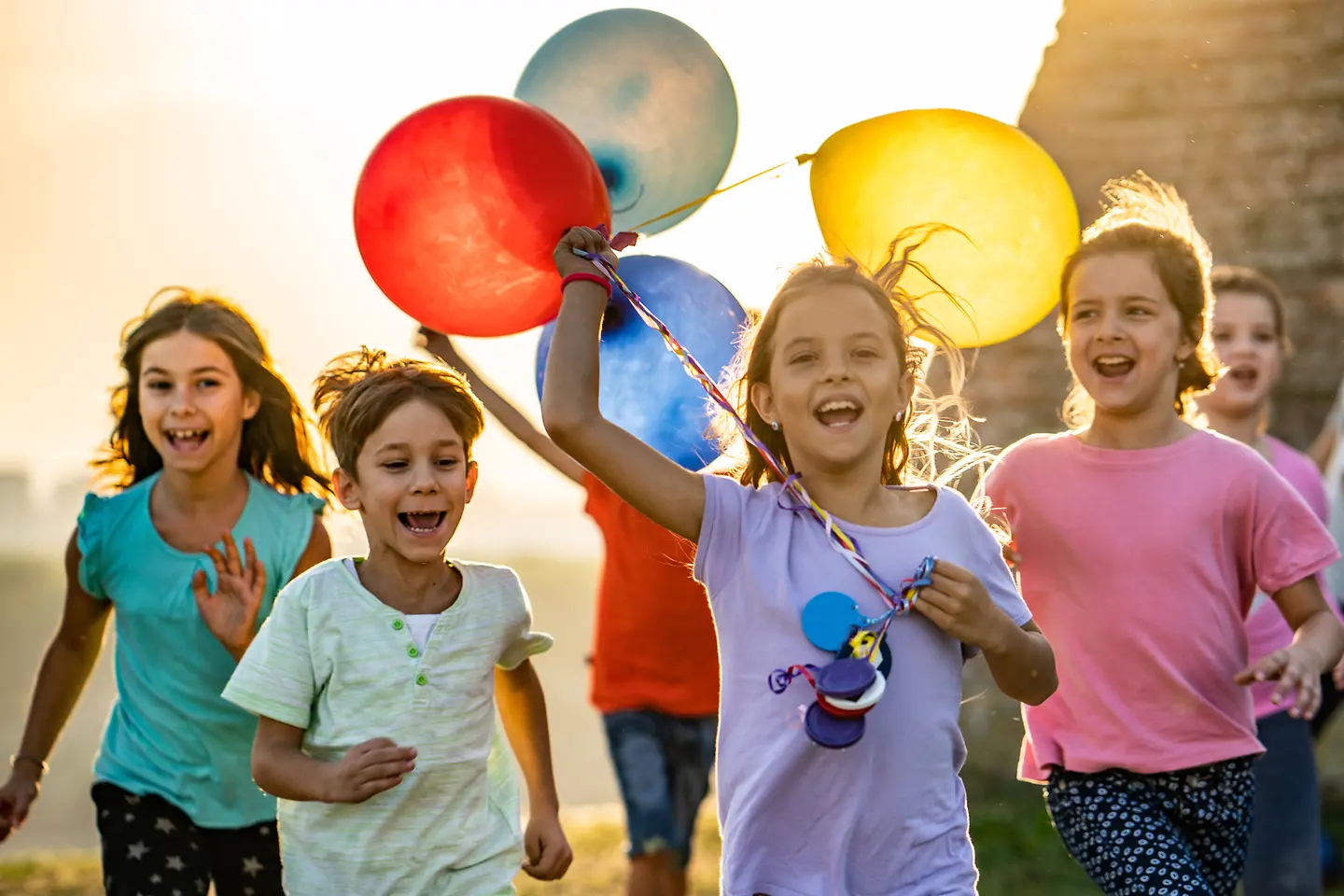 Eine Gruppe von Kindern mit Luftballons