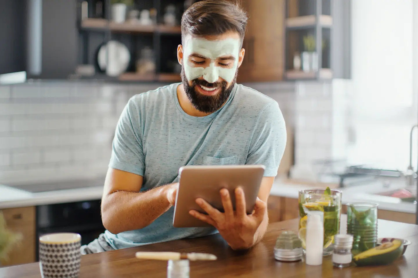 Ein Mann benutzt eine Gesichtsmaske