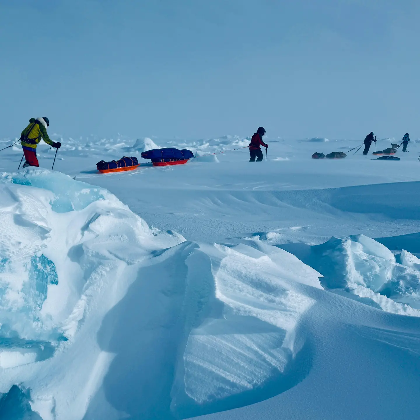 Eine Gruppe von Menschen läuft durch Schnee