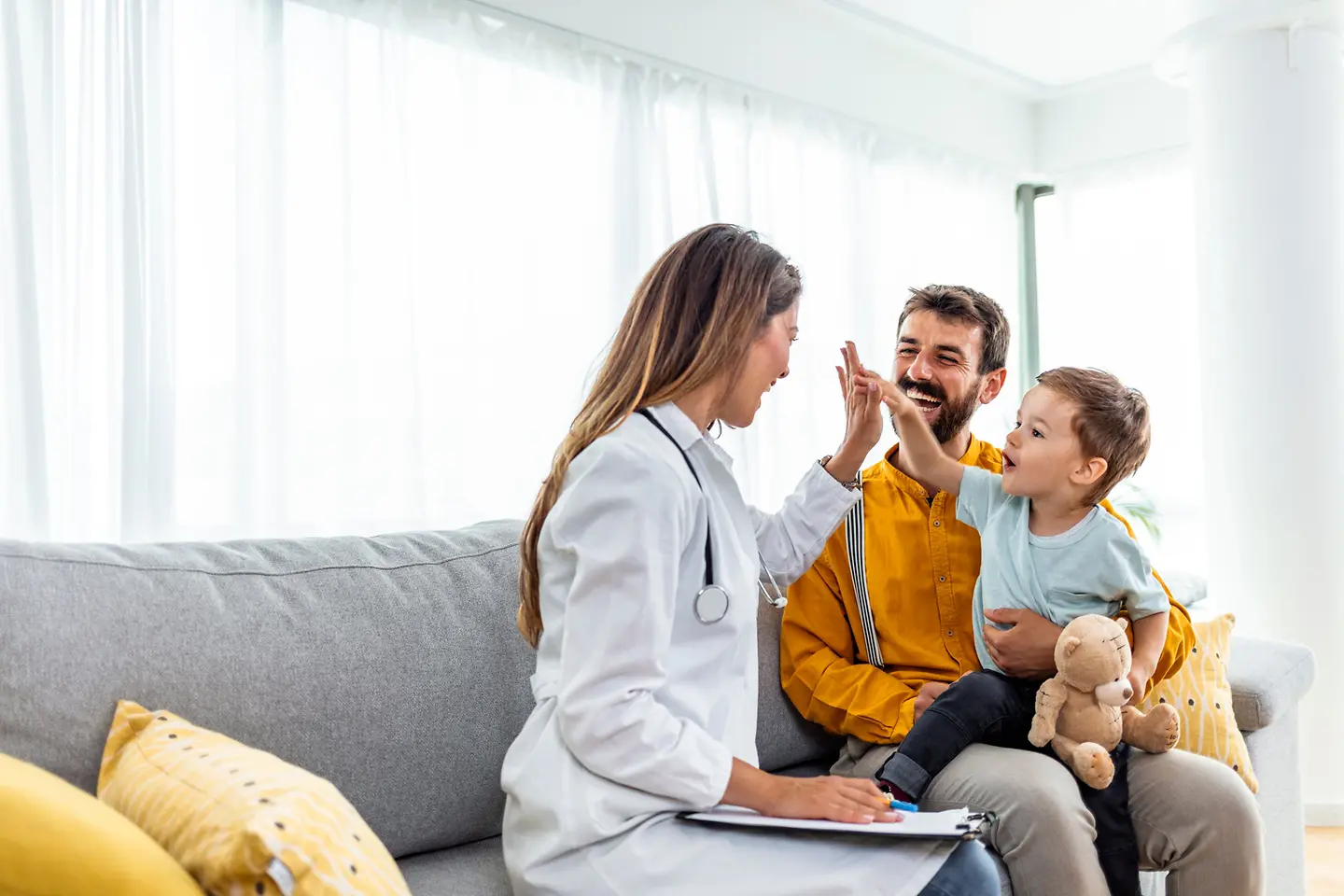 Vater und Sohn werden von einer freundlichen Ärztin empfangen