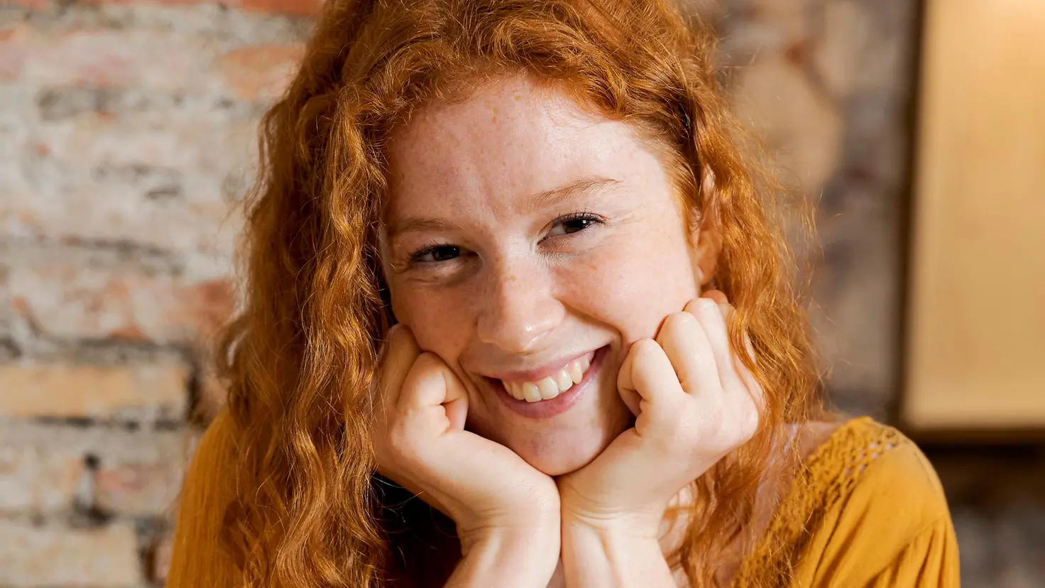 Eine Frau mit Unverträglichkeit sitzt am Esstisch und isst einen Burger