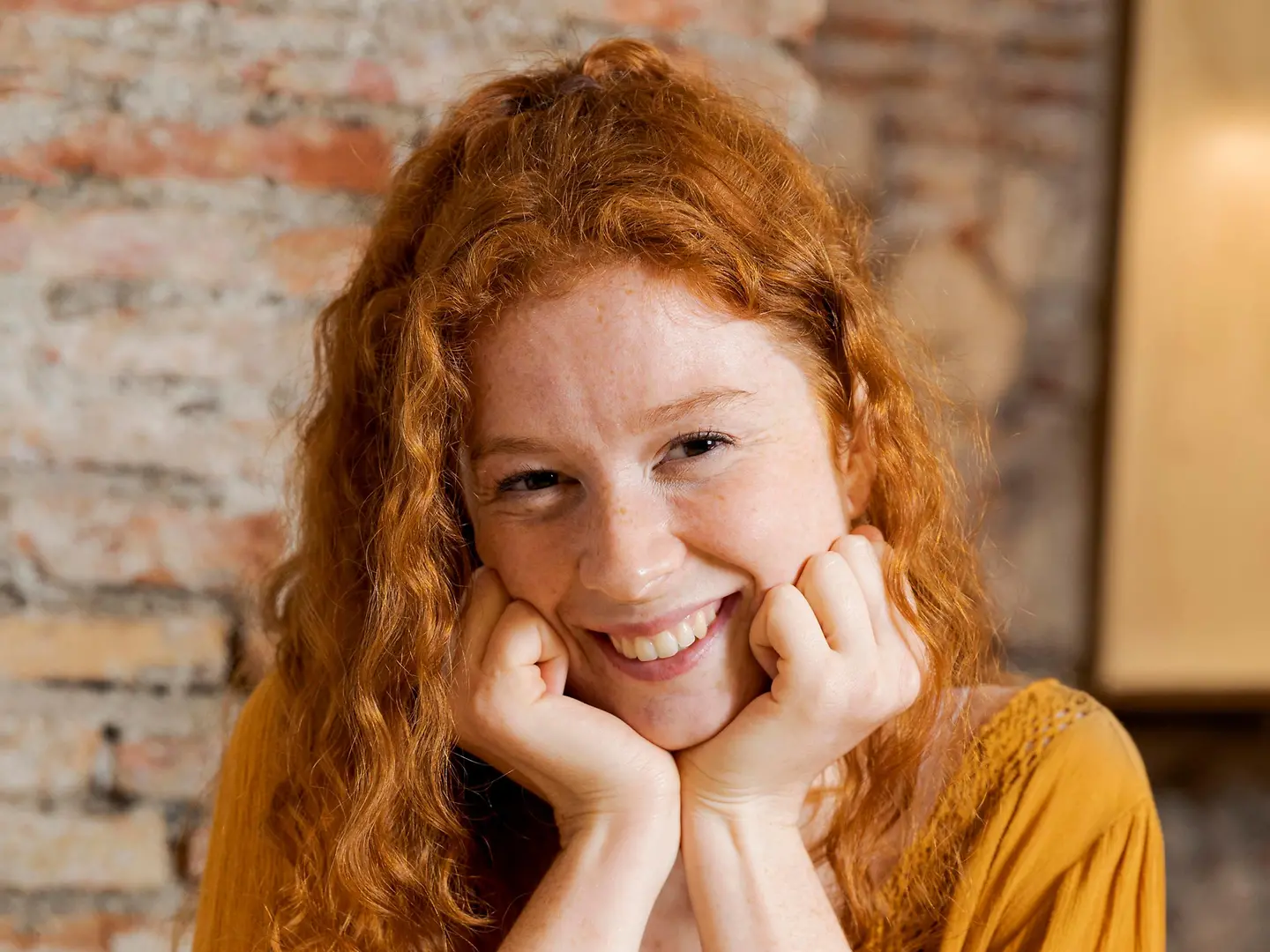 Eine Frau mit Unverträglichkeit sitzt am Esstisch und isst einen Burger