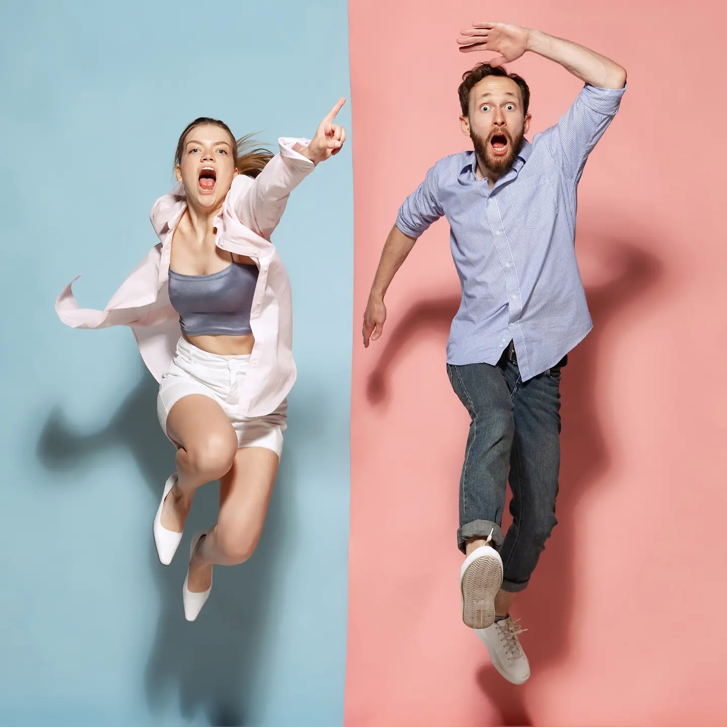 Ein Mann und eine Frau rennen und springen vor einem zweifarbigen Hintergrund