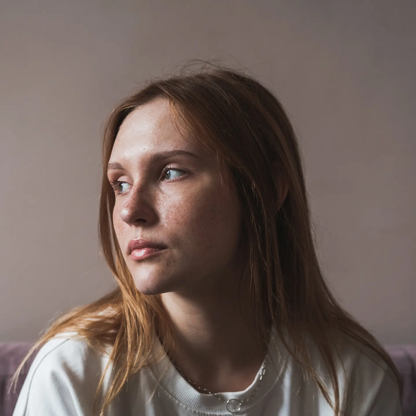 Eine junge Frau fühlt sich traurig und einsam