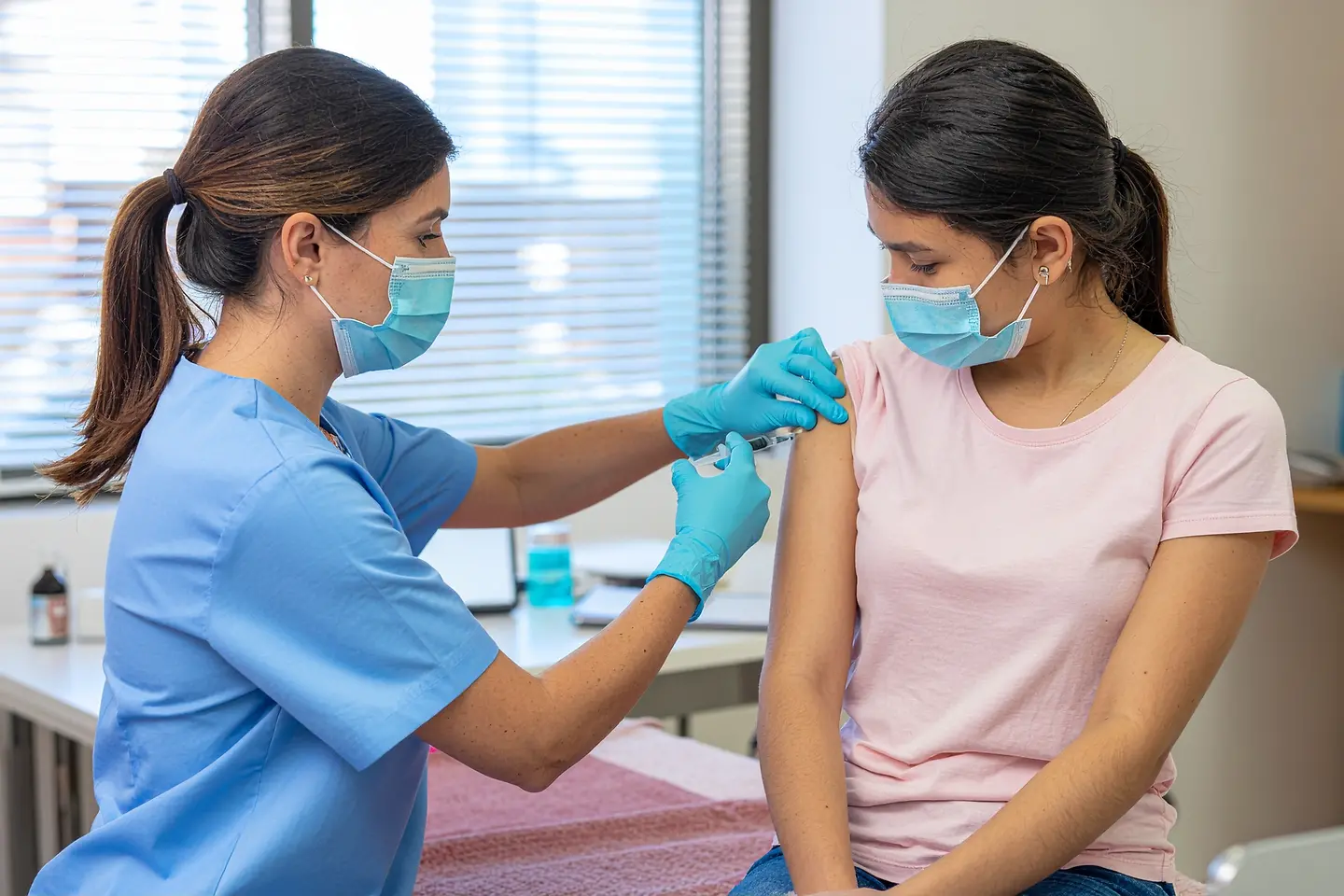 Zu sehen ist eine Jugendliche, die gegen HPV geimpft wird