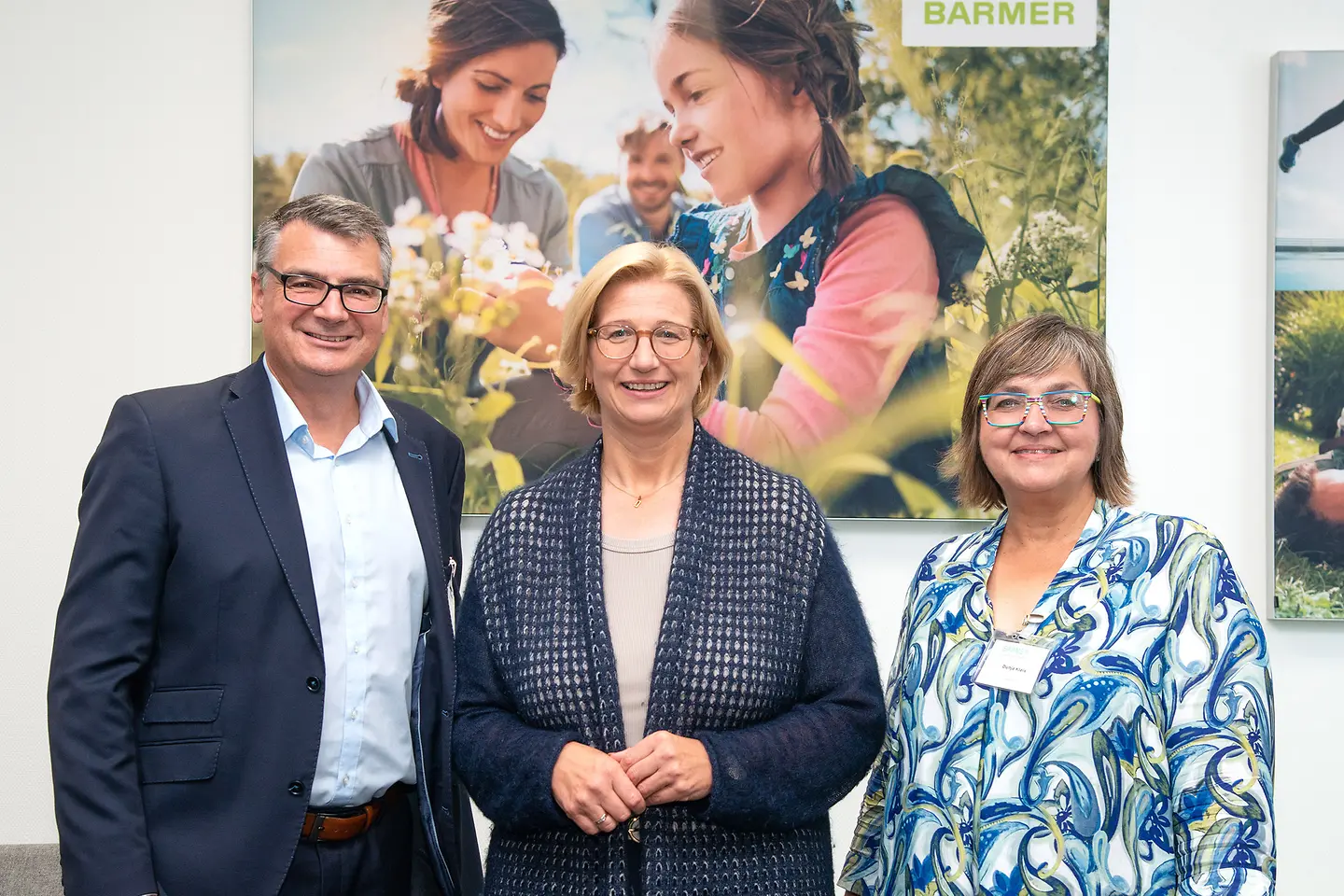 Adrian Zöhler, Anke Rehlinger und Dunja Kleis vor einer Wand.