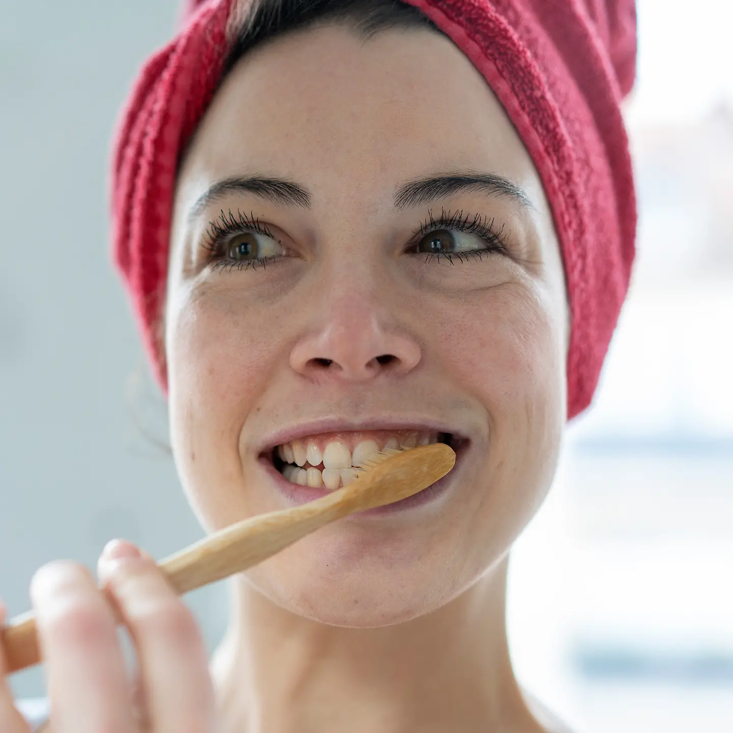 Eine Frau putzt sich die Zähne