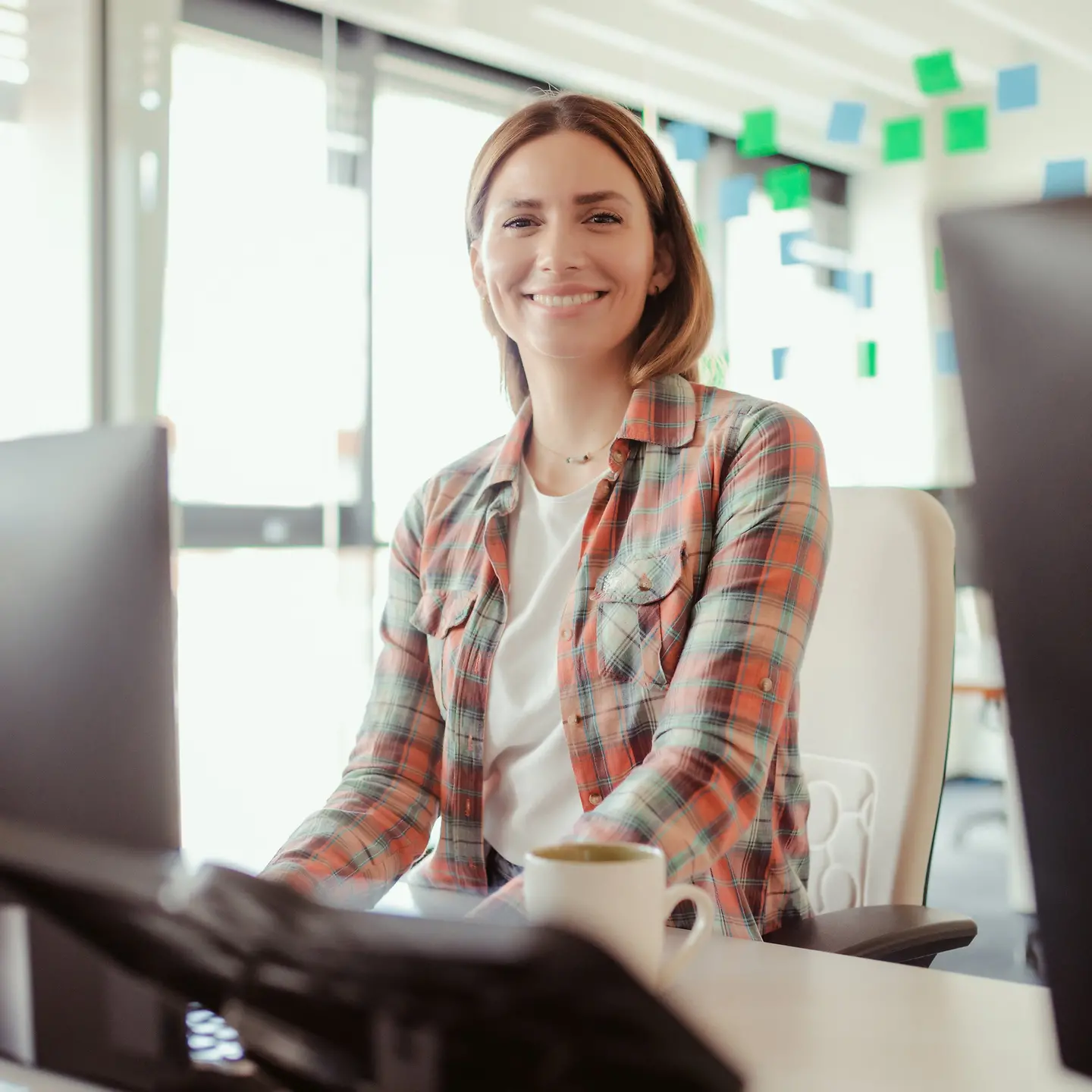 Eine glückliche Frau arbeitet an einem PC