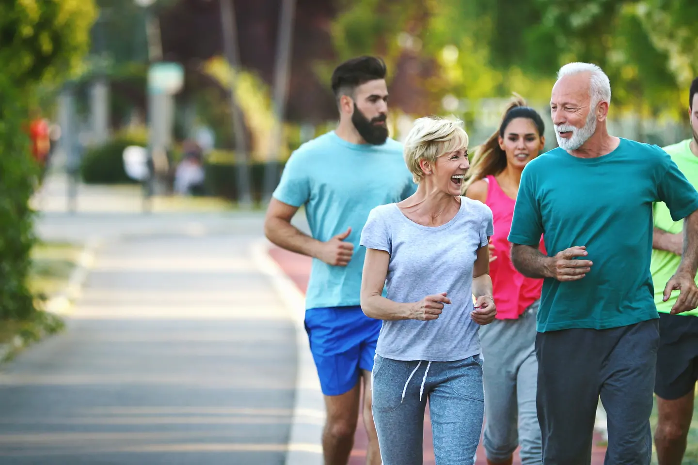Gruppe älterer Menschen beim Laufen